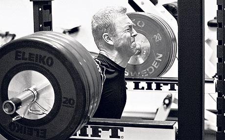 Chris Hoy squatting